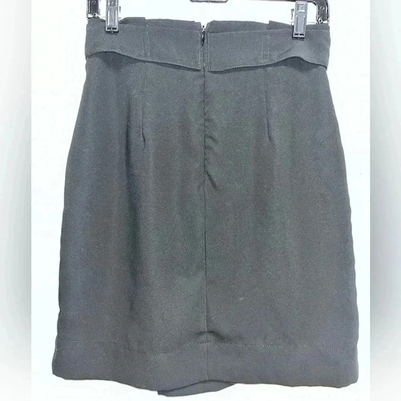 H&M Short skirt in woven fabric with a high waist. Pleats at top - Picture 2 of 4